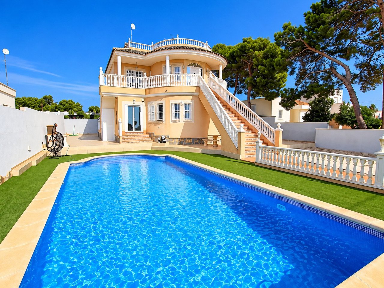 5 bedroom Villa for sale in Campoamor