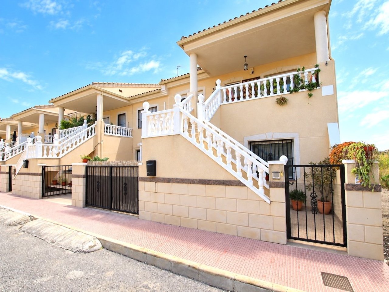4 bedroom Townhouse for sale in Daya Vieja