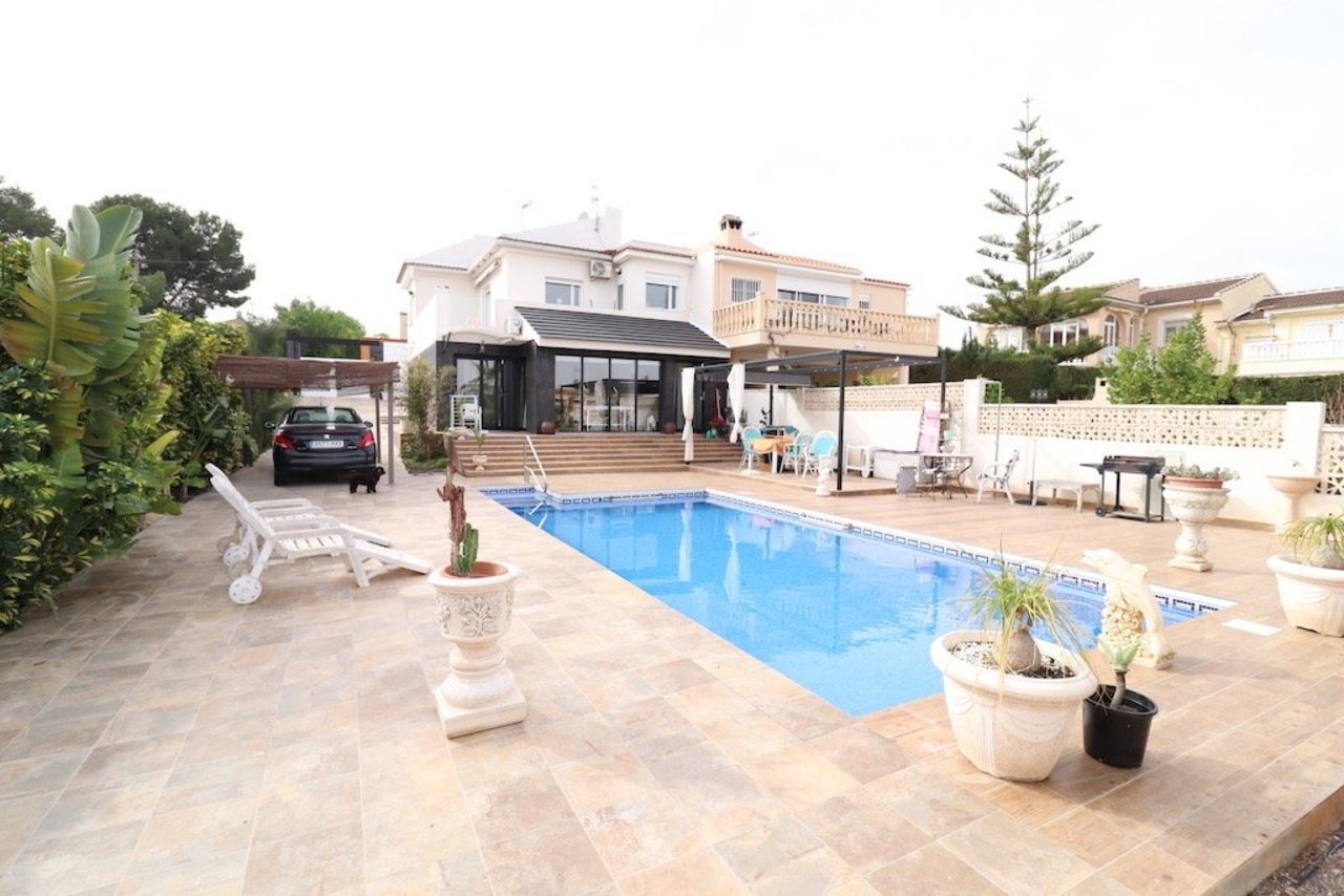 3 спальни Вилла для продажи в Torrevieja