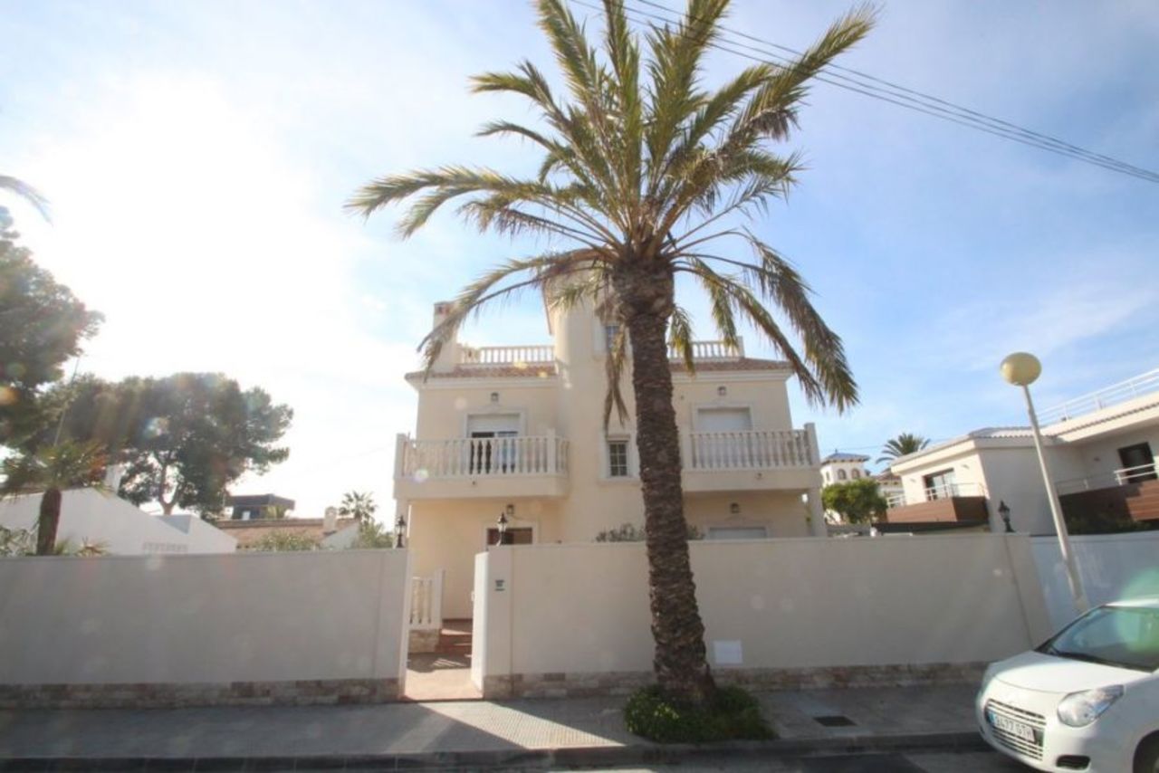4 bedroom Villa te koop in Orihuela Costa