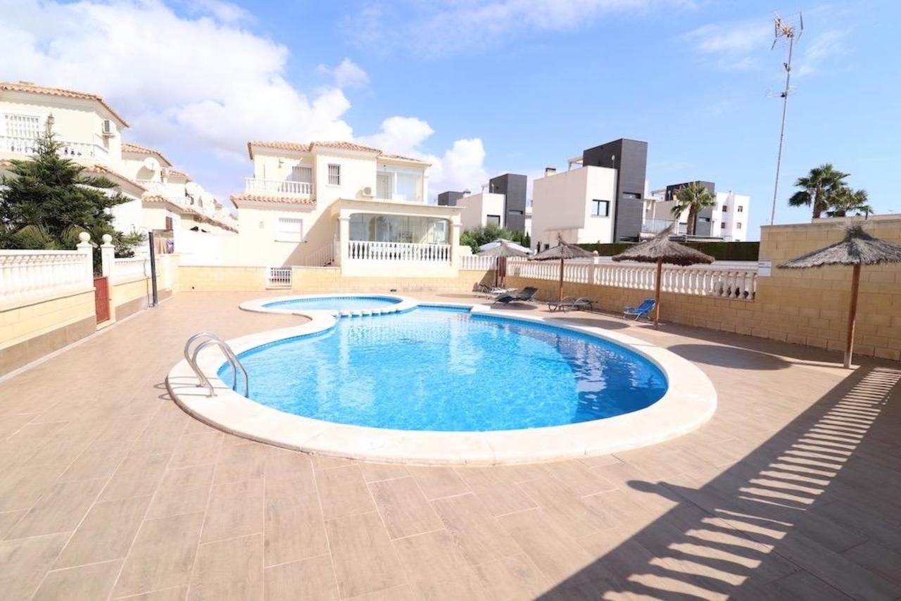 2 bedroom Villa se vende en Orihuela Costa 