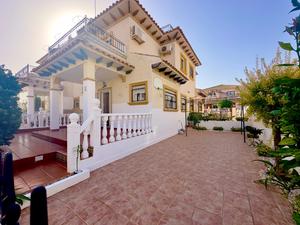 2 bedroom Chalet for sale in Orihuela Costa