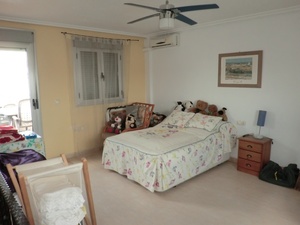 5 bedroom Townhouse for sale in Daya Nueva