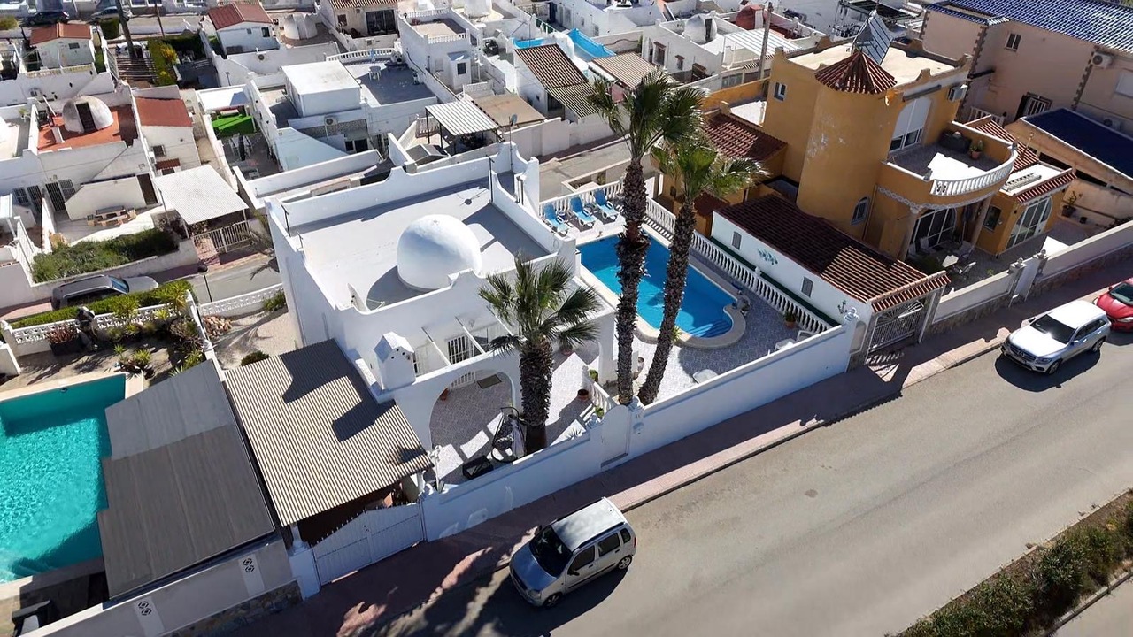 2 bedroom Villa for sale in Las Filipinas