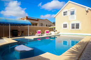 4 bedroom Villa for sale in La Zenia