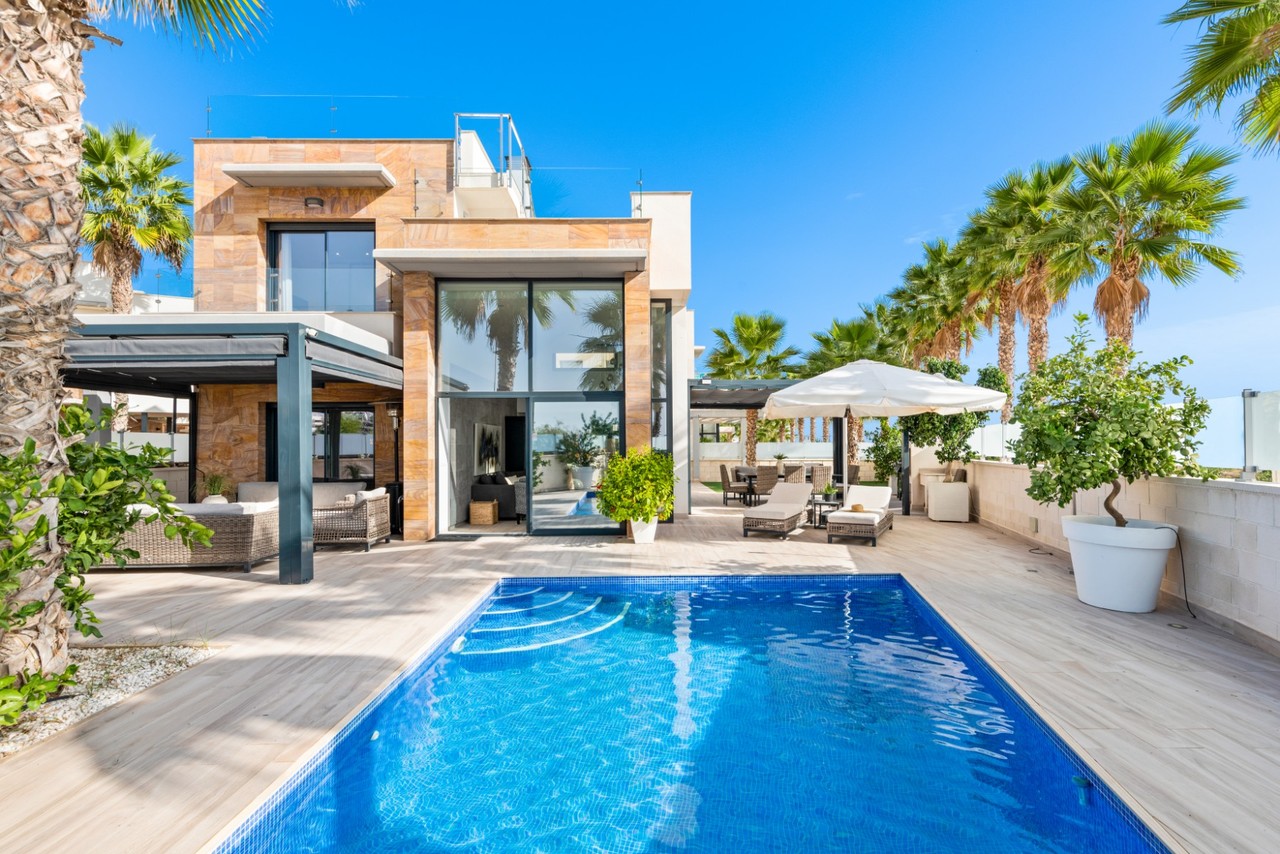 5 schlafzimmer Villa 
zum verkauf in Cabo Roig 