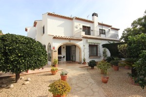Amplia casa adosada en venta en Javea