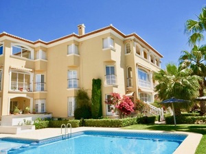 Apartamento de 2 dormitorios en venta en el Puerto de Javea.