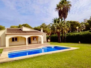 Villa on one level with pool for sale in Javea