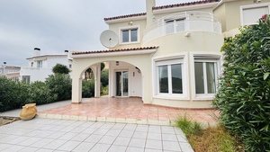 Villa with communal pool for long term rental in Gata de Gorgos