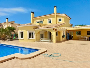 Privé villa met zwembad te koop in Gata de Gorgos