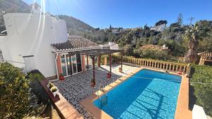 Villa met zwembad en uitzicht op zee te koop in Denia