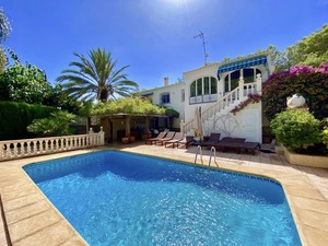 Ruime villa met apart appartement te koop in Javea