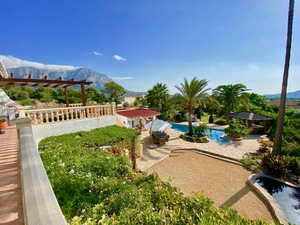 Gran villa familiar con potreros en venta en Javea