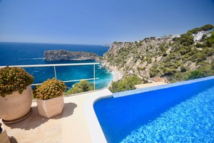 Villa moderne à vendre à Javea avec vue spectaculaire sur la mer.