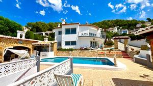 Fabulous villa plus plot for sale in Javea