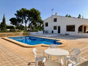 Villa with pool to let long term in Javea