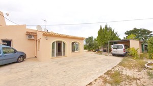 Chalet sin muebles para un alquiler anual.