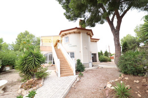 3 bedroom detached villa on 950m2 plot with private heated pool