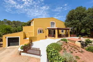 Country estate comprising 3 houses with land near Es Mercadal, Menorca