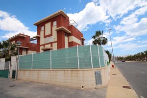 3 bedroom 3 bathroom detached corner villa in Cabo Roig