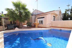 4 bedroom 2 bathroom townhouse in Los Balcones