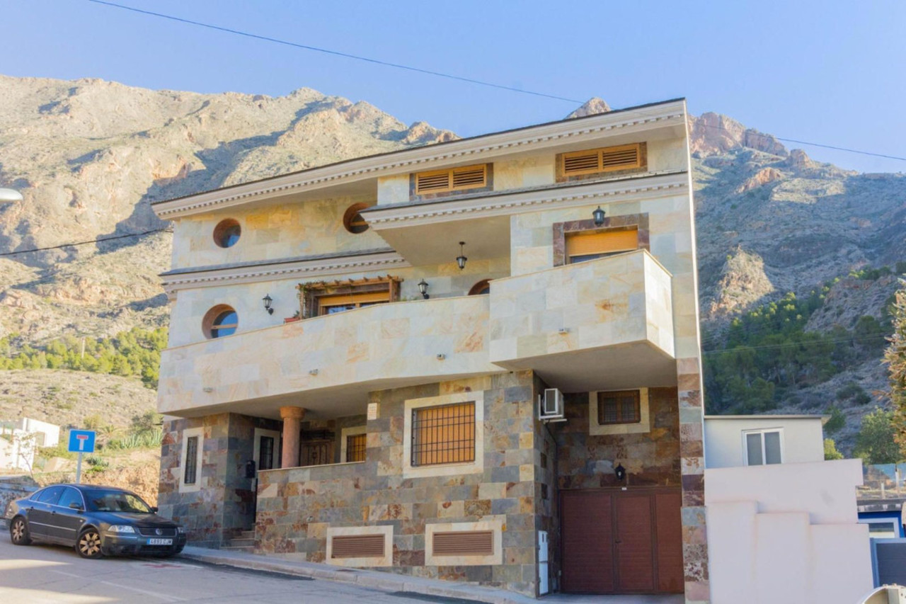 8 bedroom Villa se vende en Redovan