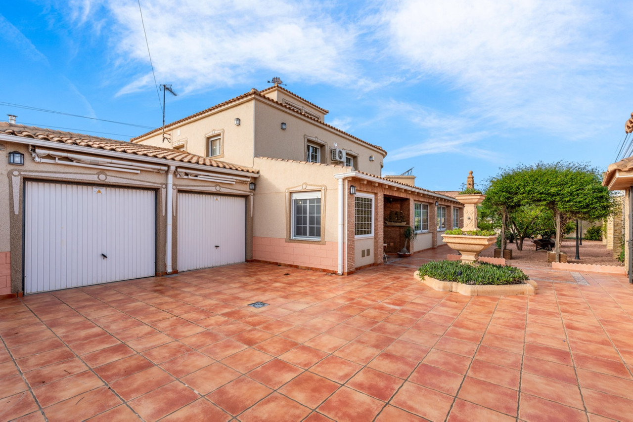 4 bedroom Villa te koop in Torrevieja