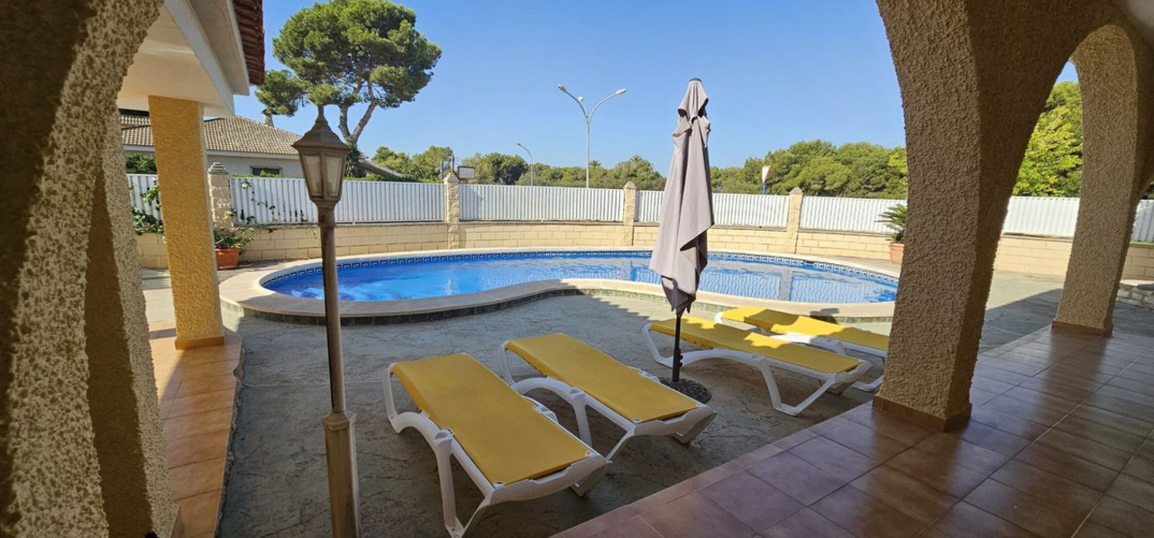 5 bedroom Villa for sale in Campoamor