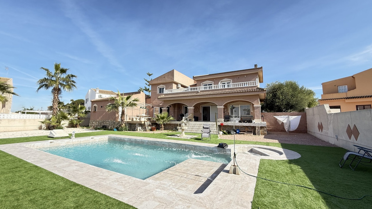 5 bedroom Villa for sale in Benijofar