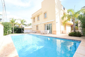 4 bedroom Villa for sale in Cabo Roig