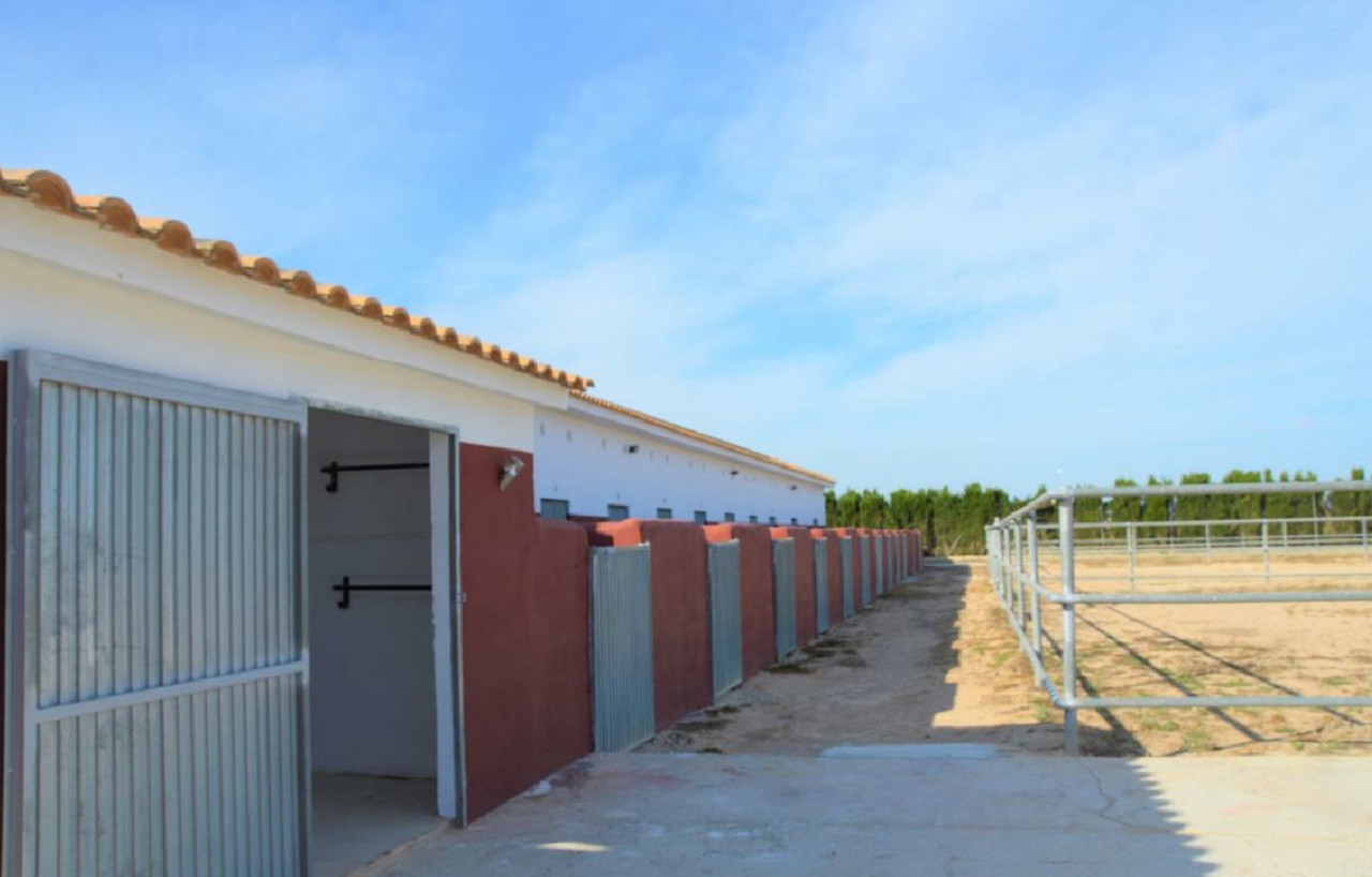 Comercial se vende en San Miguel de Salinas 