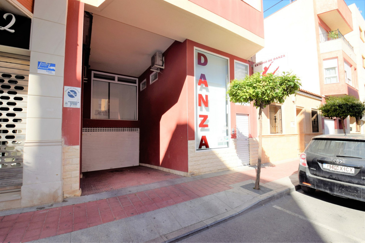 Comercial se vende en Guardamar del Segura