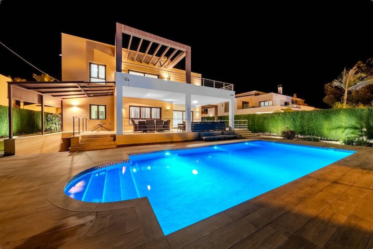 5 schlafzimmer Villa 
zum verkauf in Cabo Roig 