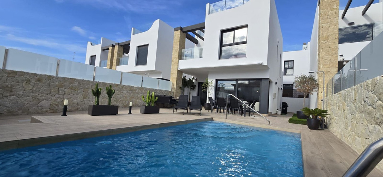 4 bedroom Villa te koop in Punta Prima