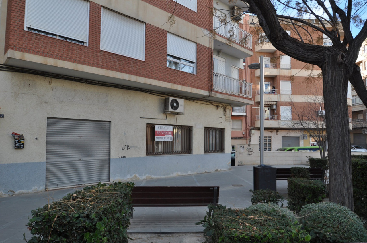 Comercial se vende en Petrer