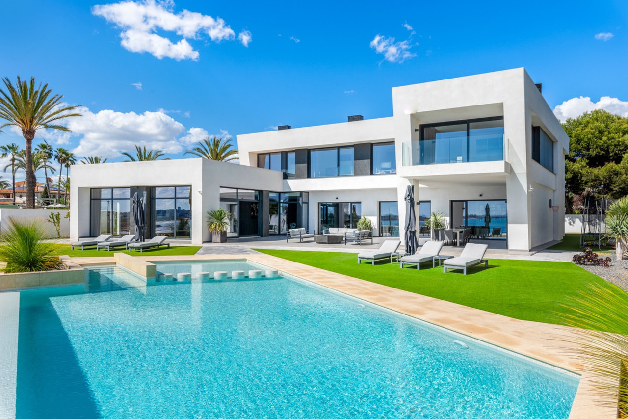 6 bedroom Villa te koop in Cabo Roig