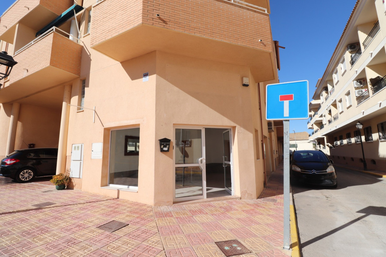 Comercial se vende en Jacarilla 