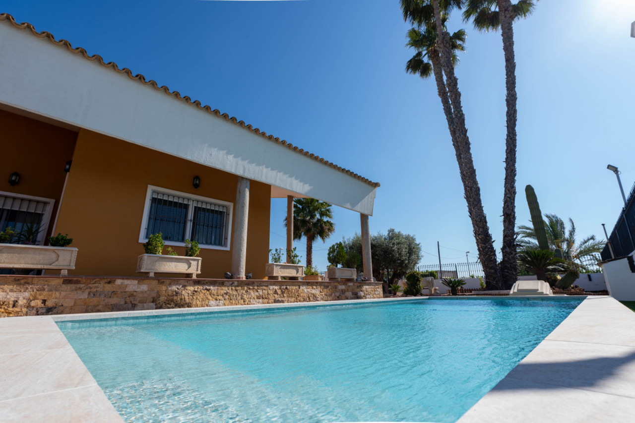 5 bedroom Villa for sale in Orihuela