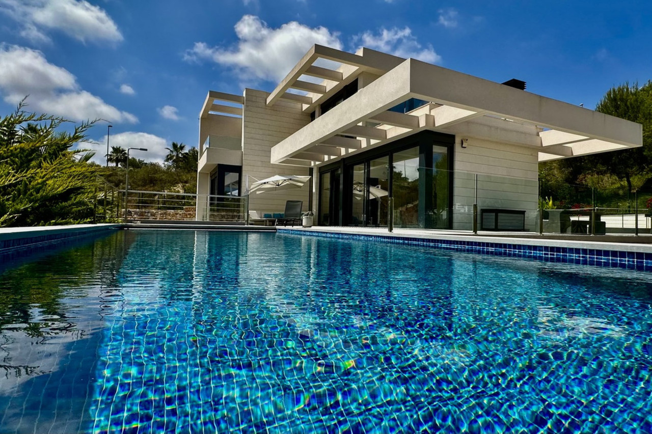 6 bedroom Villa se vende en Las Colinas Golf Resort