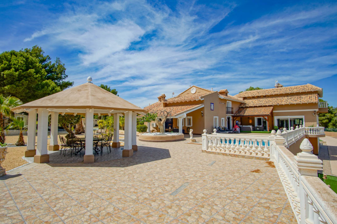 8 bedroom Villa se vende en La Nucia