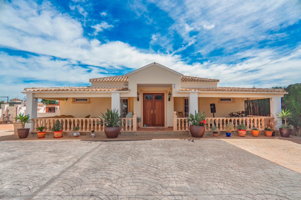 6 schlafzimmer Villa 
zum verkauf in Heredades 