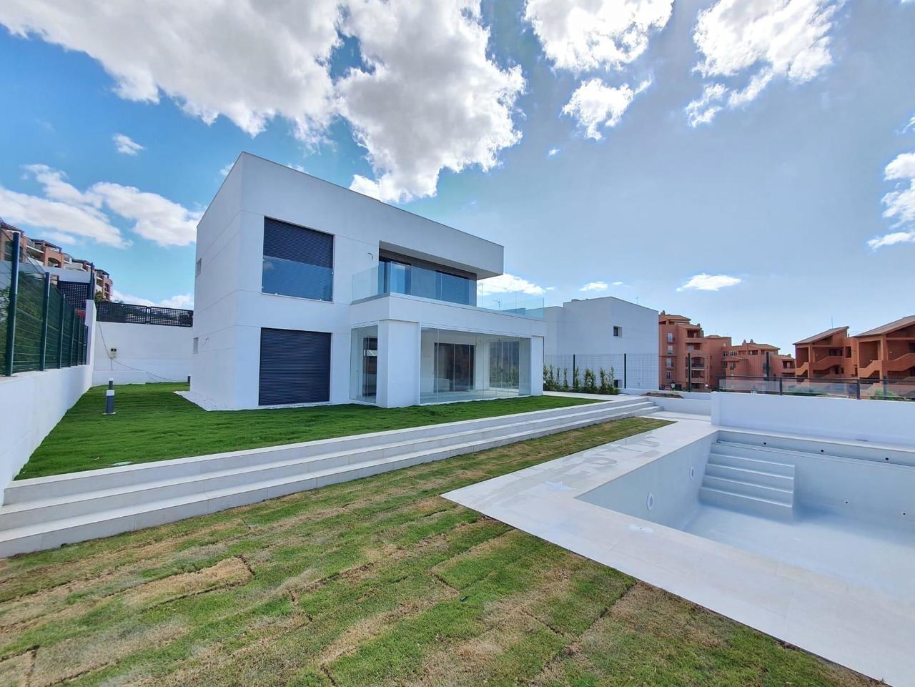 4 bedroom Villa for sale in Manilva