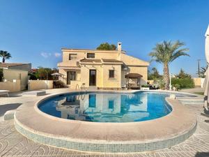 4 bedroom Villa for sale in Torrevieja