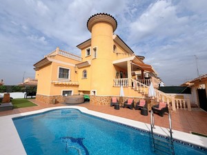 4 bedroom Villa for sale in Lo Crispin