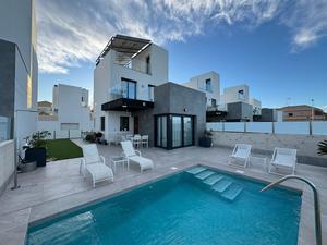 3 bedroom Villa for sale in Torrevieja