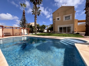 5 bedroom Villa for sale in La Zenia