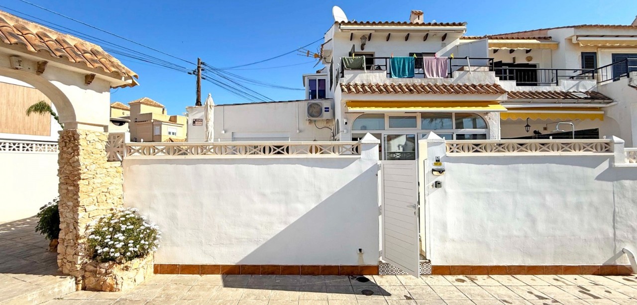 2 bedroom Villa for sale in Torrevieja