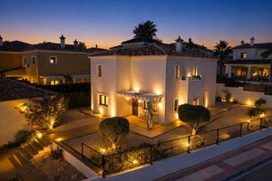 4 bedroom Villa for sale in Altaona Golf and Country Village