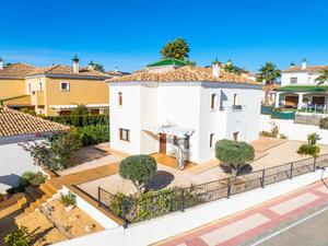4 bedroom Villa for sale in Altaona Golf and Country Village